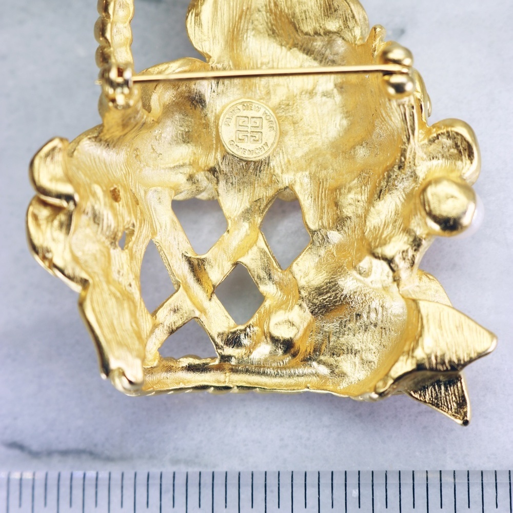 Givenchy 🎉 HP Vintage Rose & Pearl Basket Brooch Mother’s Day Gift!! 💞🫶🏻🛍️ - Picture 11 of 16